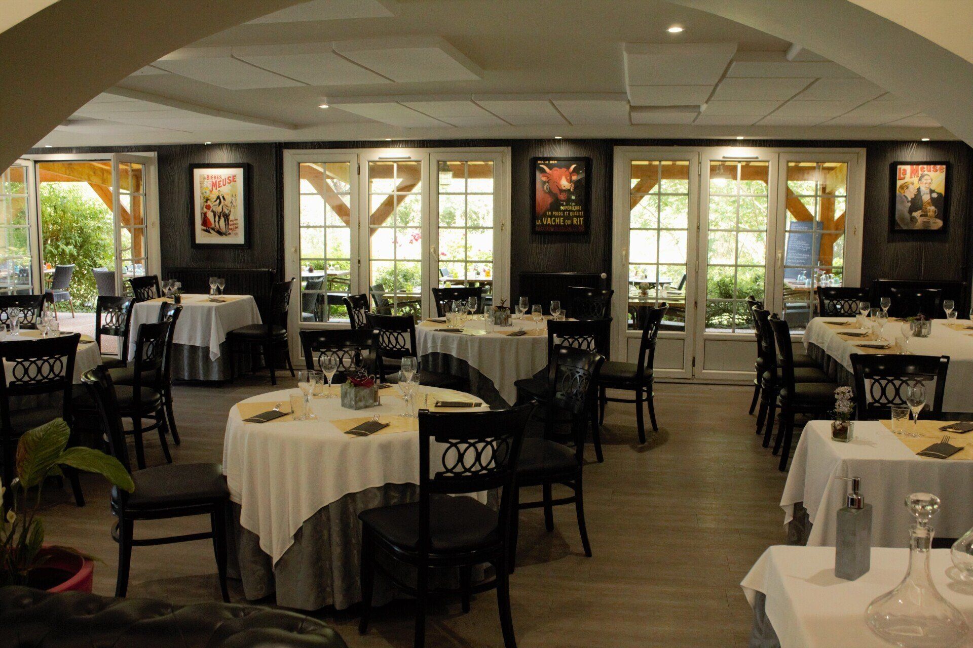 Table à l'intérieur du restaurant