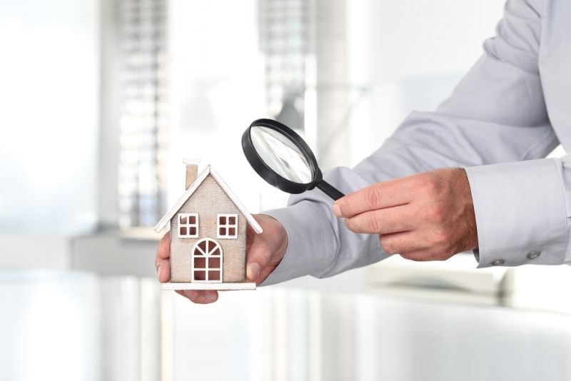 Une loupe et une maison