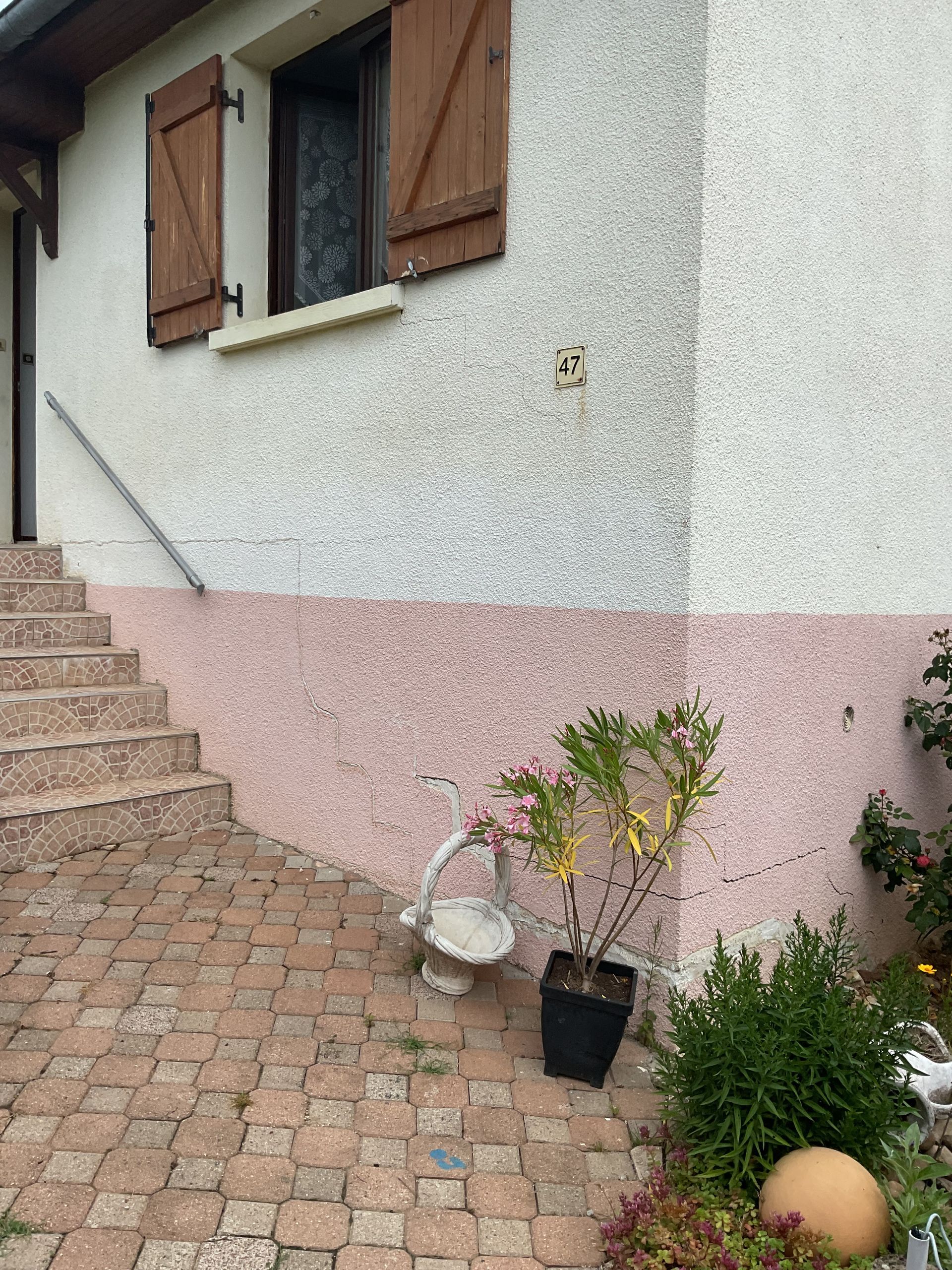 Mur extérieur blanc et rose