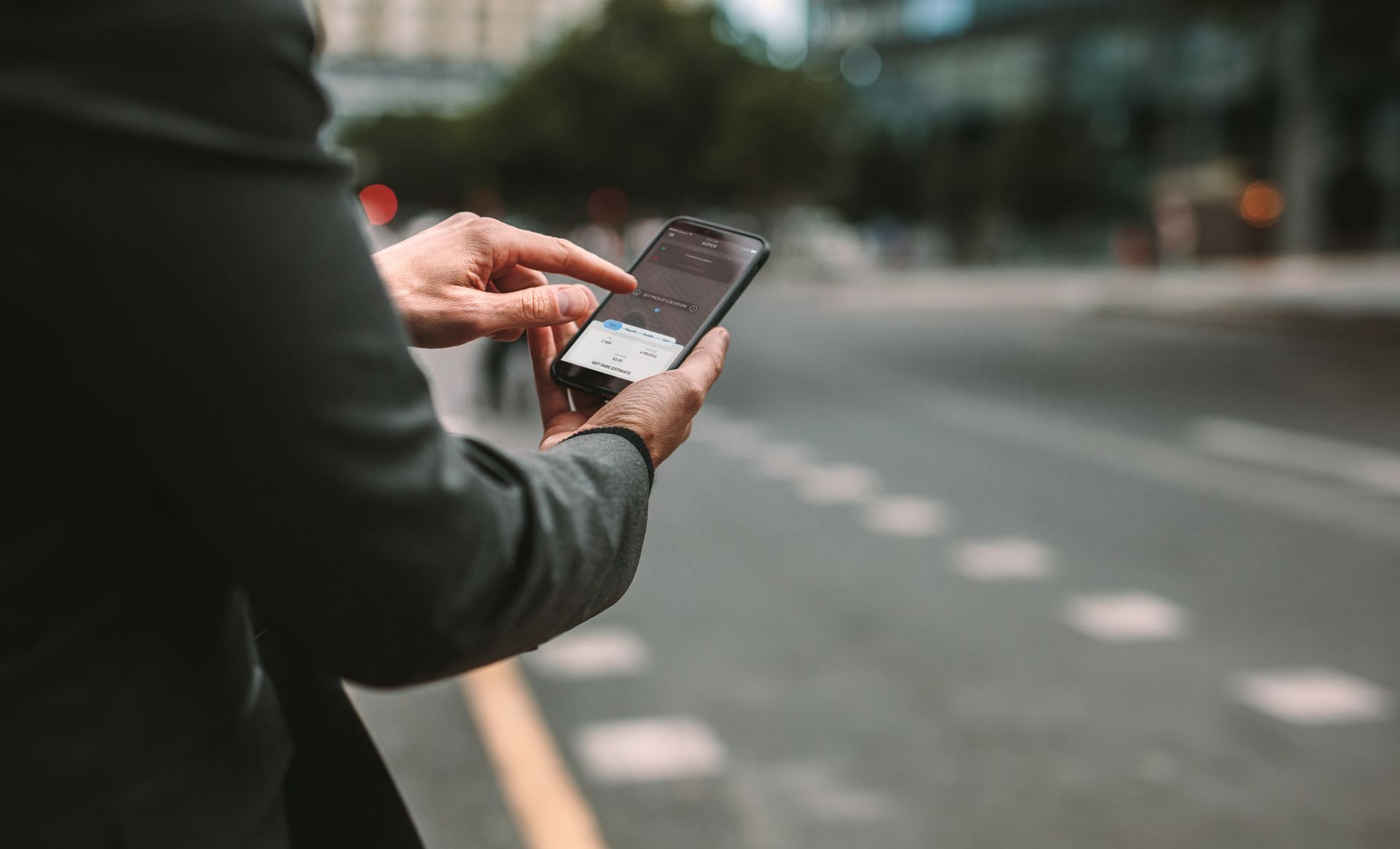 Une personne utilise son smartphone sur une rue.