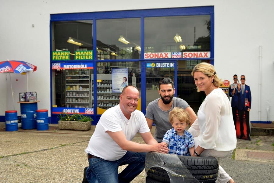 Familienfoto mit Mitarbeiter bei der PR-Autoteile in Lüdenscheid