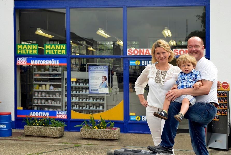 Familienfoto vor dem Laden PR-Autoteile Ladengeschäft für Hochwertige Autoteile in Lüdenscheid