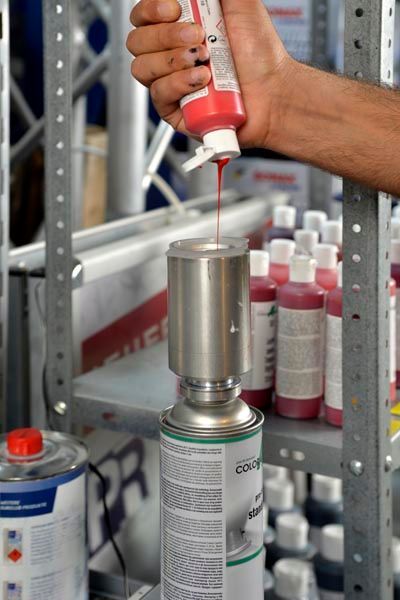 Autolack wird gefüllt bei der PR-Autoteile in Lüdenscheid