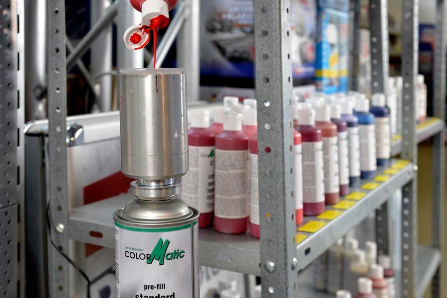 Autolack wird gefüllt bei der PR-Autoteile in Lüdenscheid