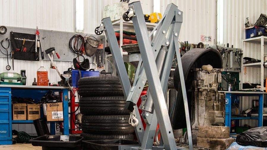 Werkzeug und Reifen in PR-Autoteile Ladengeschäft für Hochwertige Autoteile in Lüdenscheid