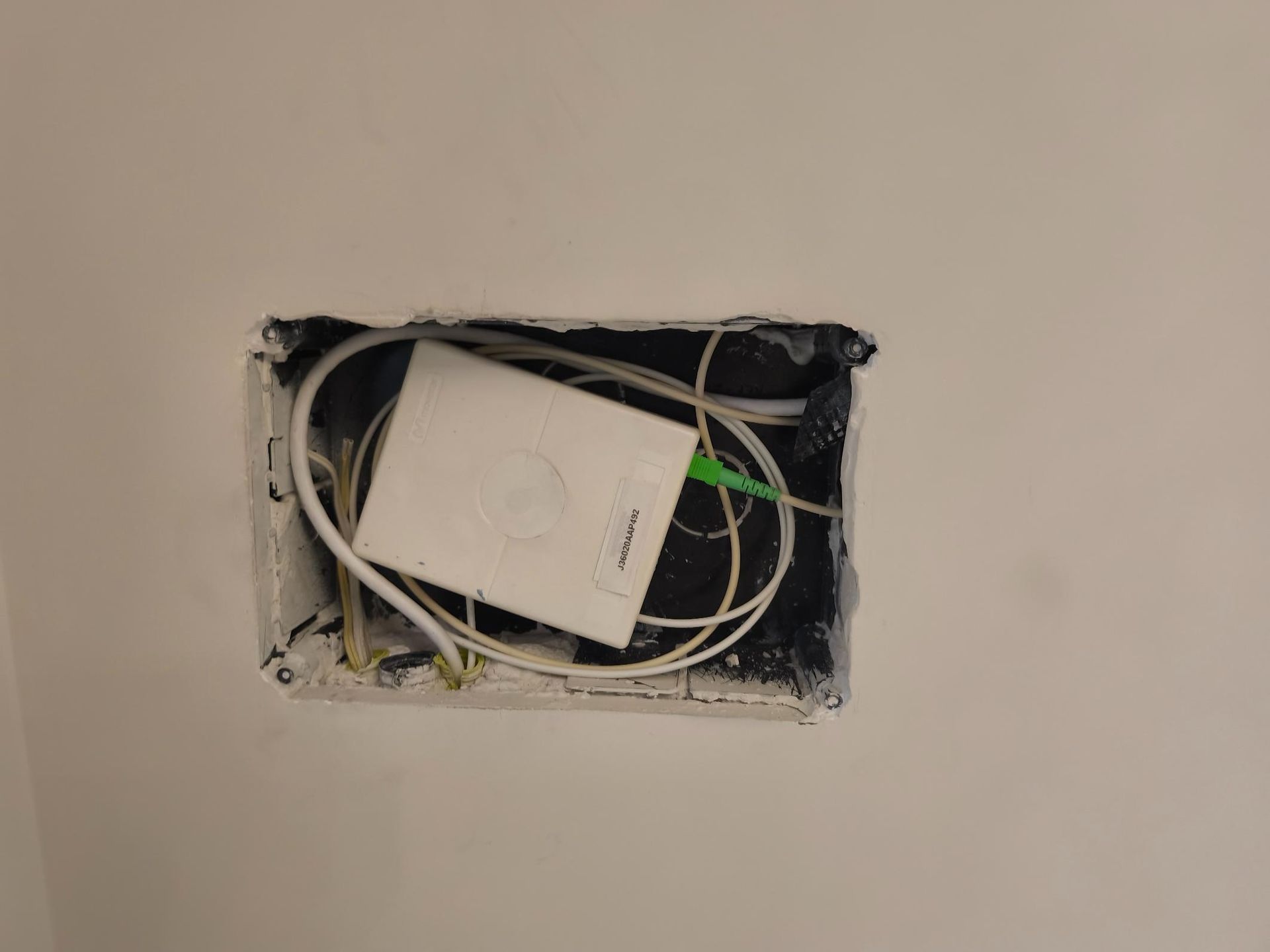 Cámara de seguridad instalada bajo un alero de madera contra un cielo azul