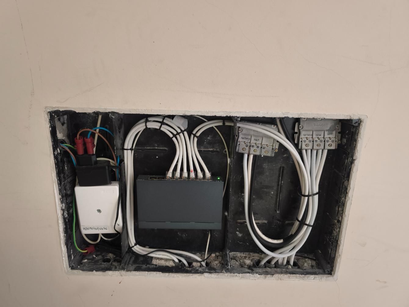 Un dedo introduce un código en un teclado táctil montado en la pared de una vivienda.