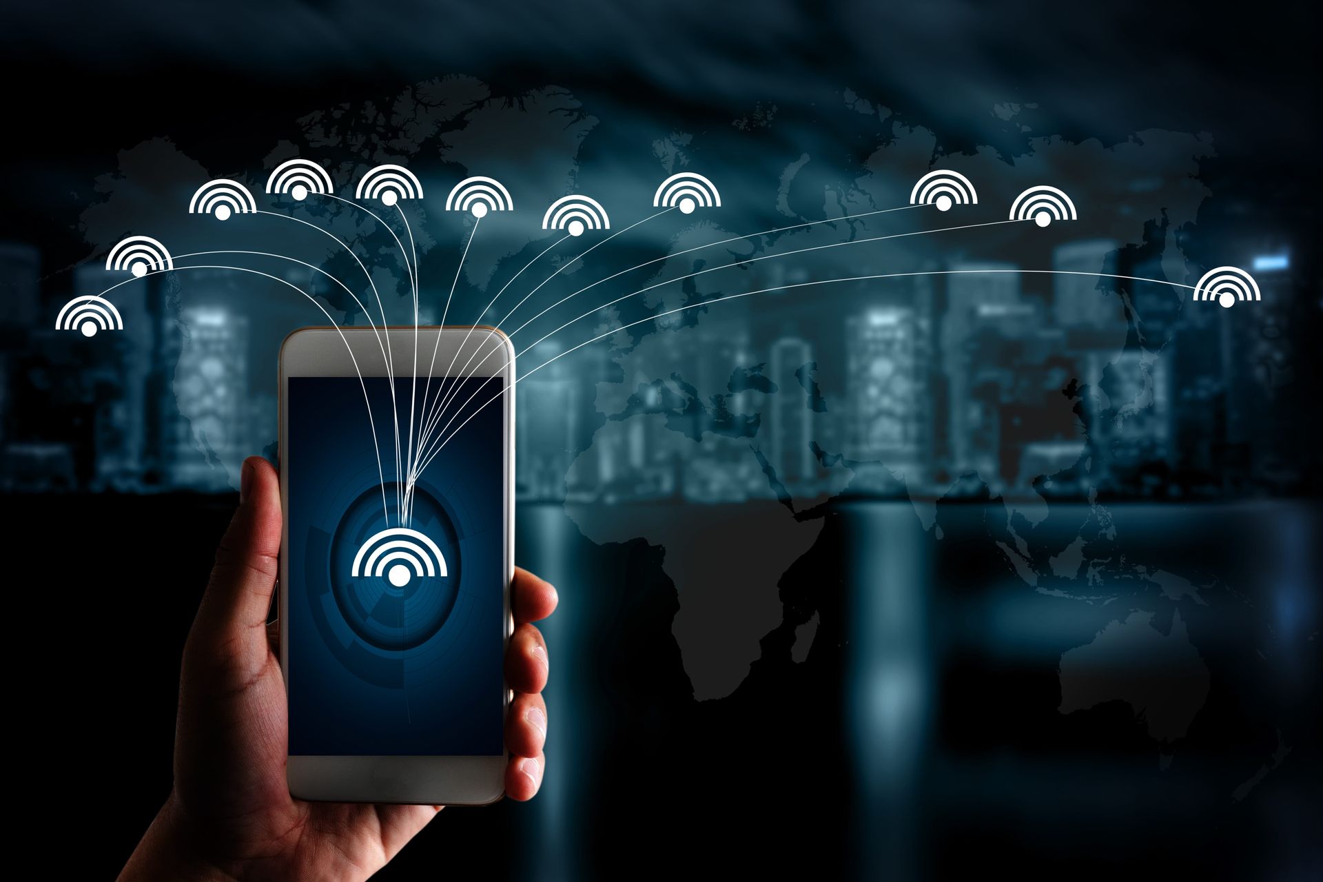 Una mano sostiene un teléfono inteligente con un icono de señal inalámbrica, enviando señales de red 