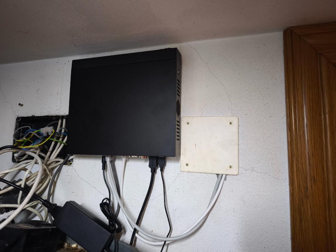 Un dedo introduce un código en un teclado táctil montado en la pared de una vivienda.
