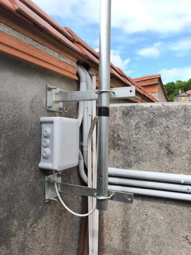 Un dedo introduce un código en un teclado táctil montado en la pared de una vivienda.