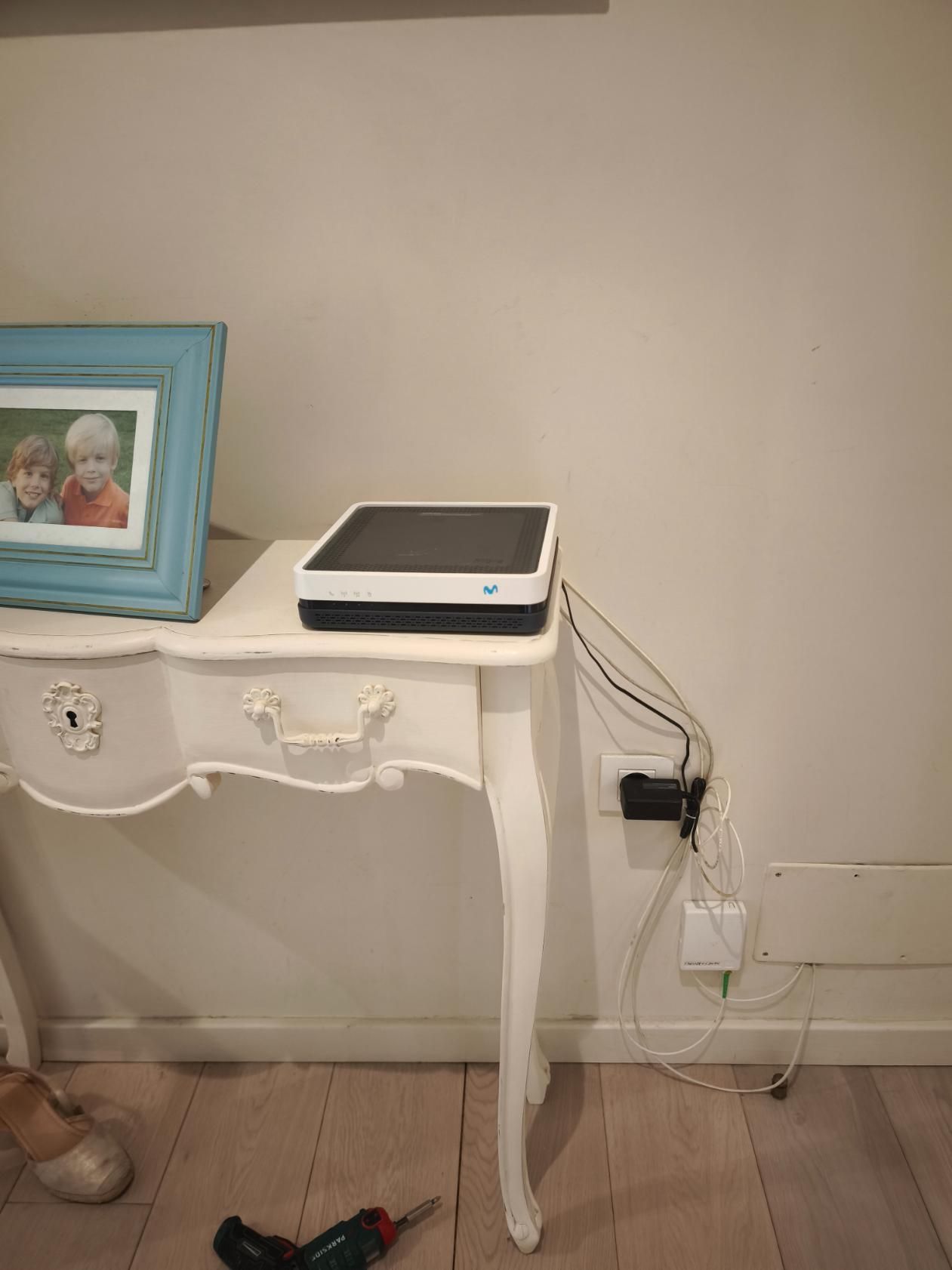 Un dedo introduce un código en un teclado táctil montado en la pared de una vivienda.