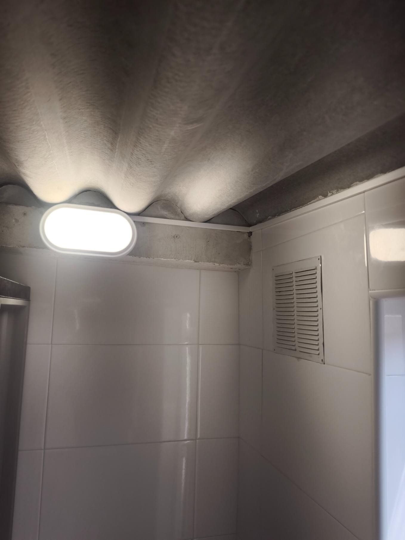 Cámara de seguridad instalada bajo un alero de madera contra un cielo azul