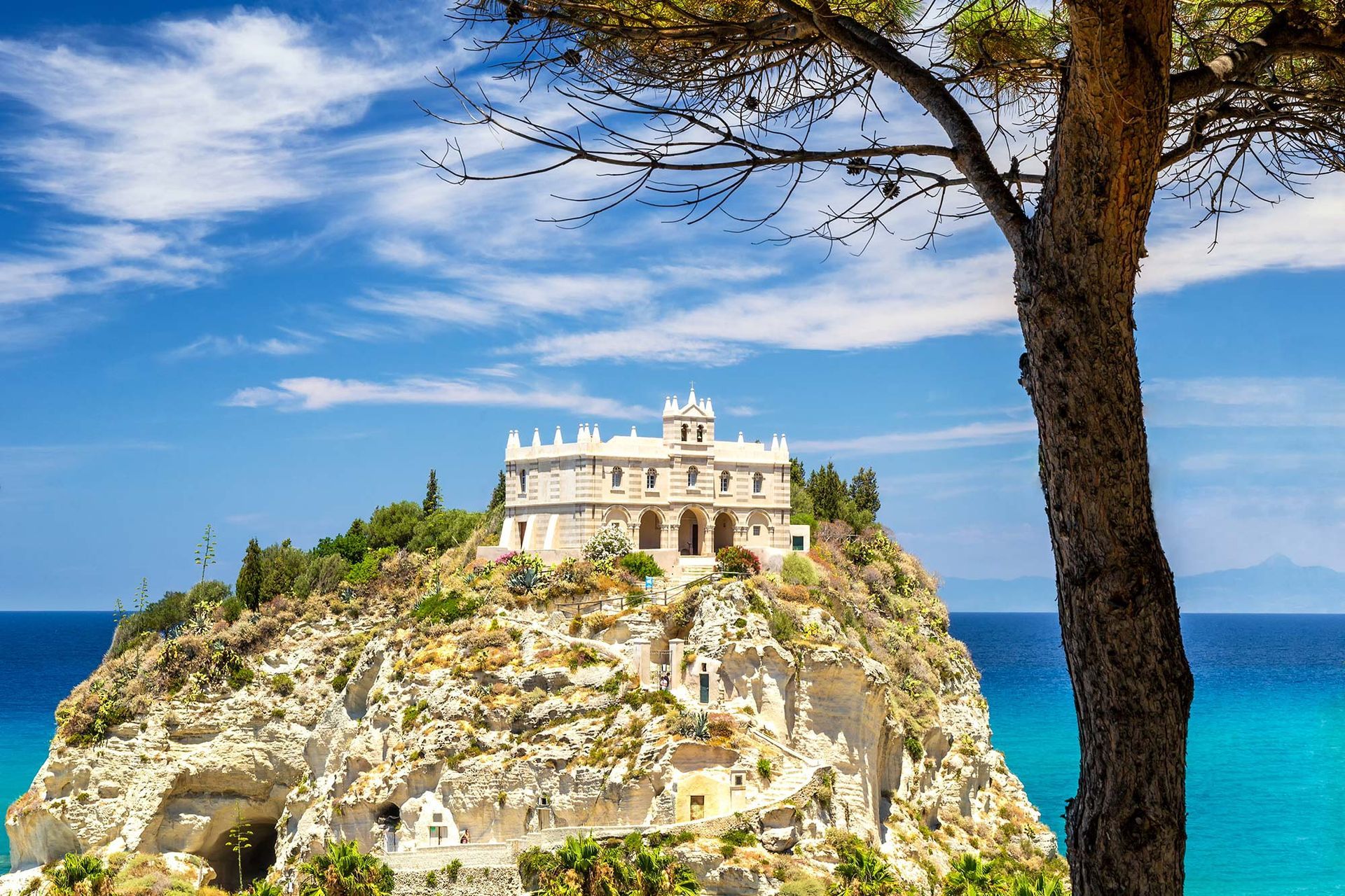 Ein Gebäude auf einem felsigen Hügel mit Blick auf den Ozean