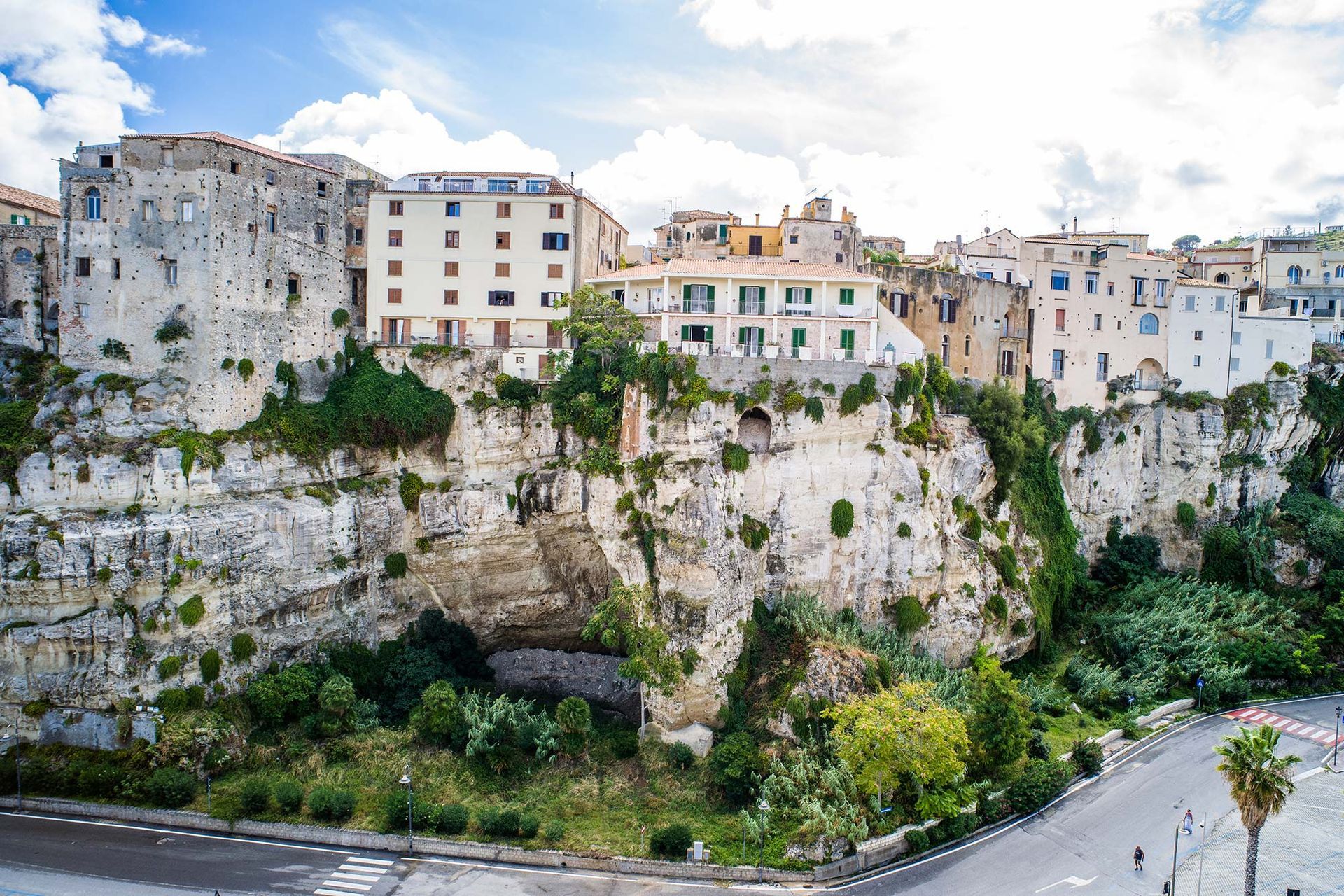 Eine Luftaufnahme einer Stadt auf einem felsigen Hügel.