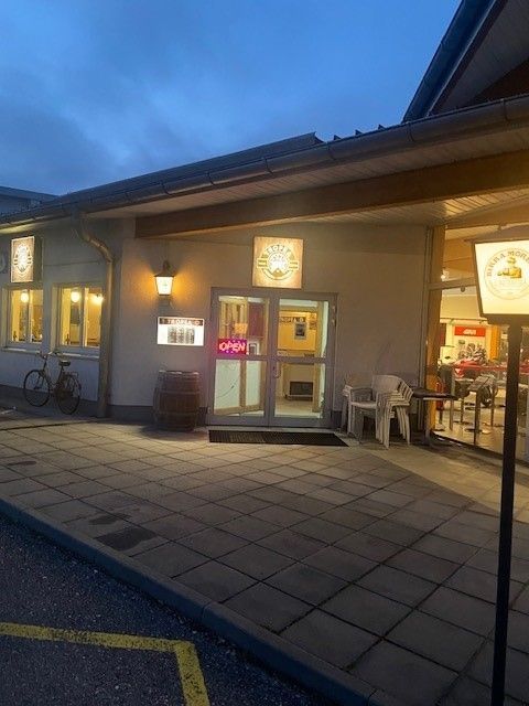 Ein Gebäude mit einem Schild mit der Aufschrift „Geöffnet“