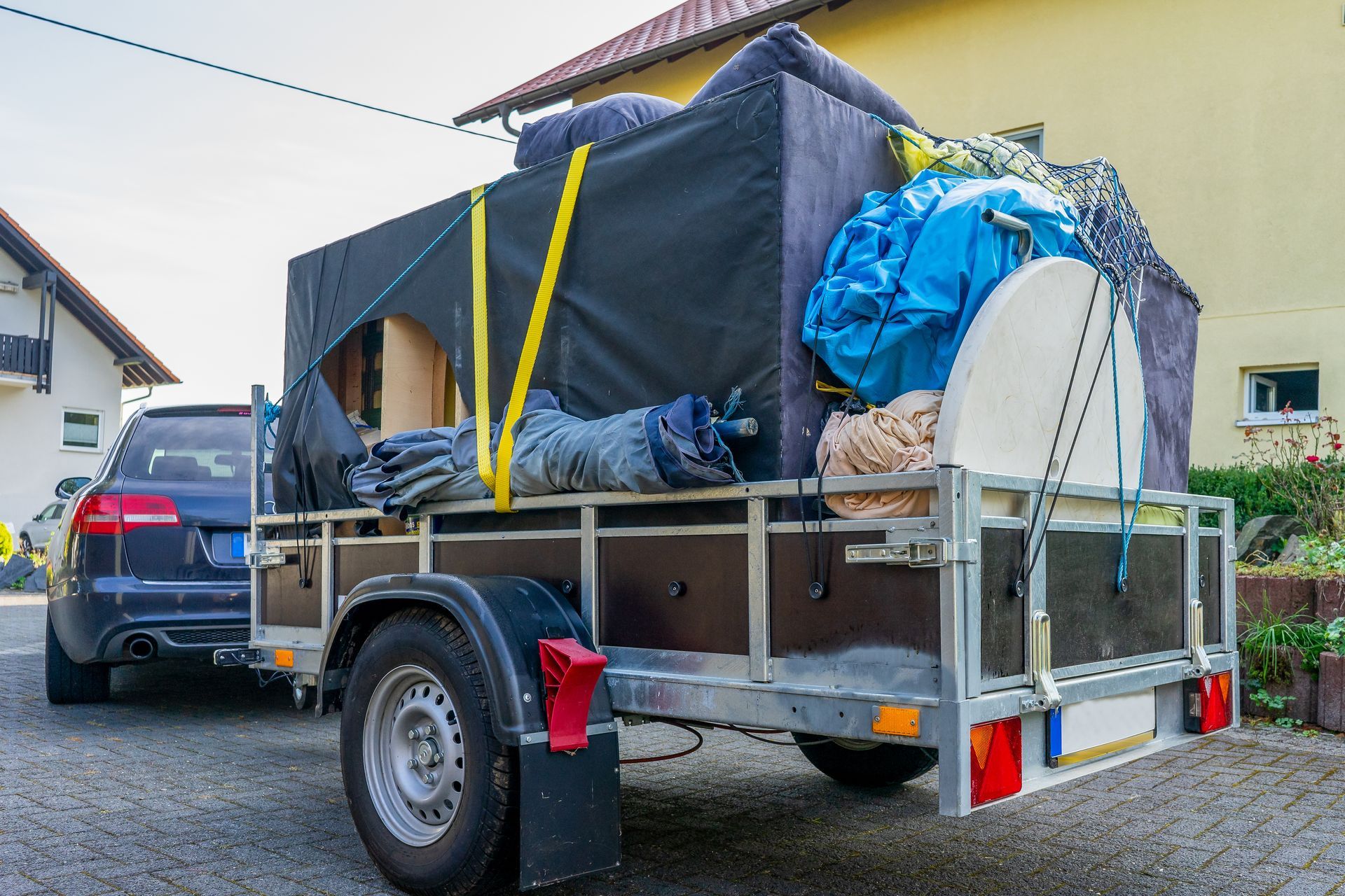 Zwei Männer laden Kisten in einen Lieferwagen.