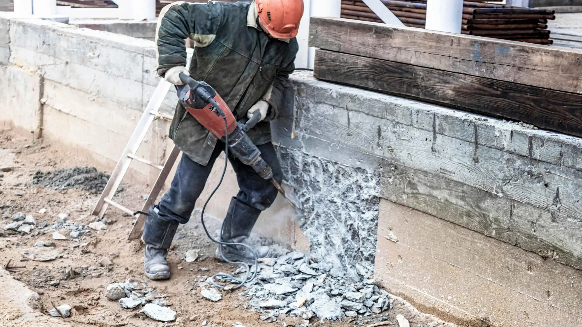 Ein Mann und eine Frau sitzen auf einer Couch und schauen auf ein Tablet.