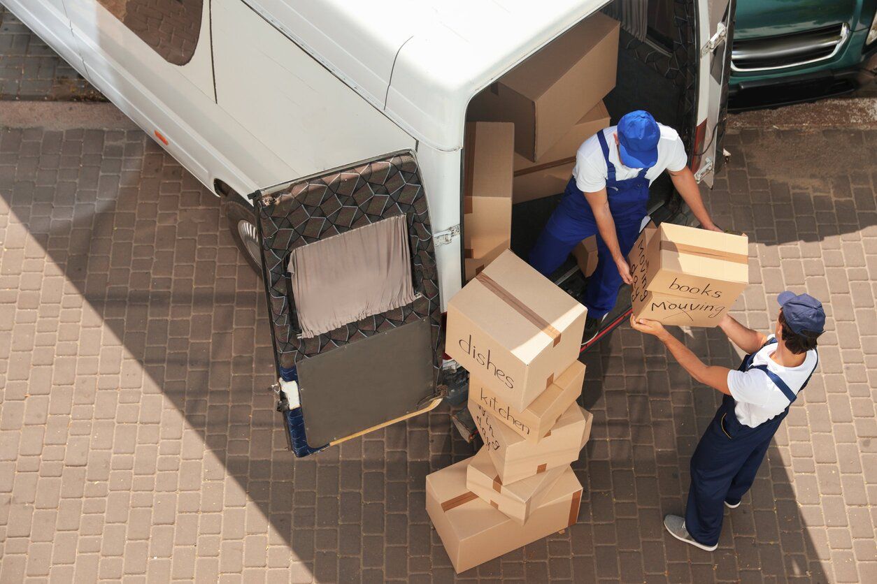 Dos hombres están cargando cajas en una camioneta.