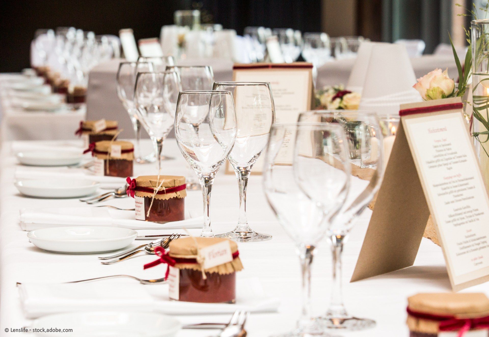 Eine eingedeckte Tafel mit kleinen Gastgeschenken