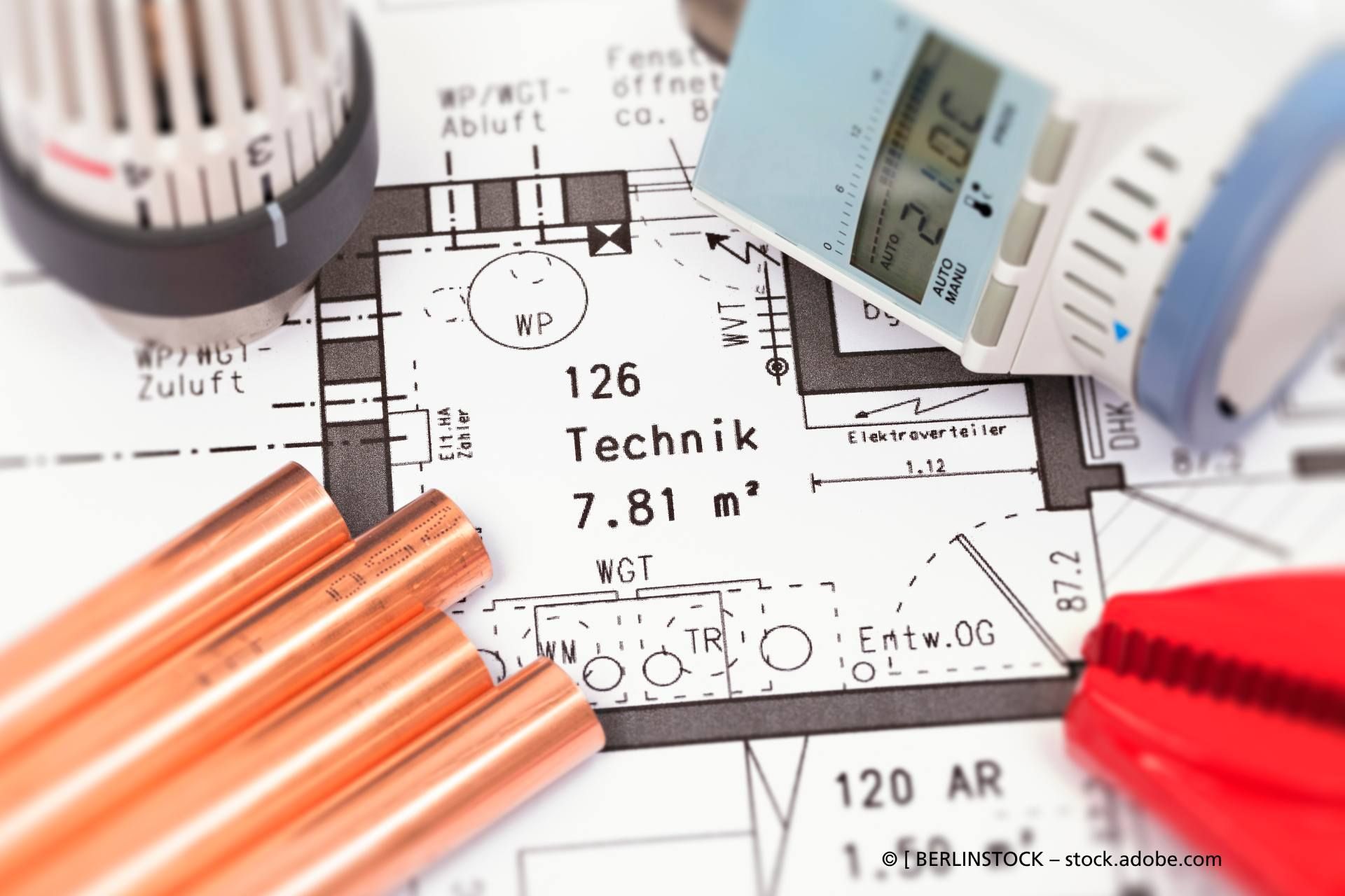 Eine Person repariert einen Heizkessel mit einem Schraubenschlüssel.  Carsten Götte GmbH