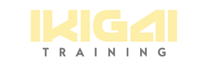 Logotipo de IKIGAI TRAINING en amarillo p&aacute;lido sobre un fondo gris.