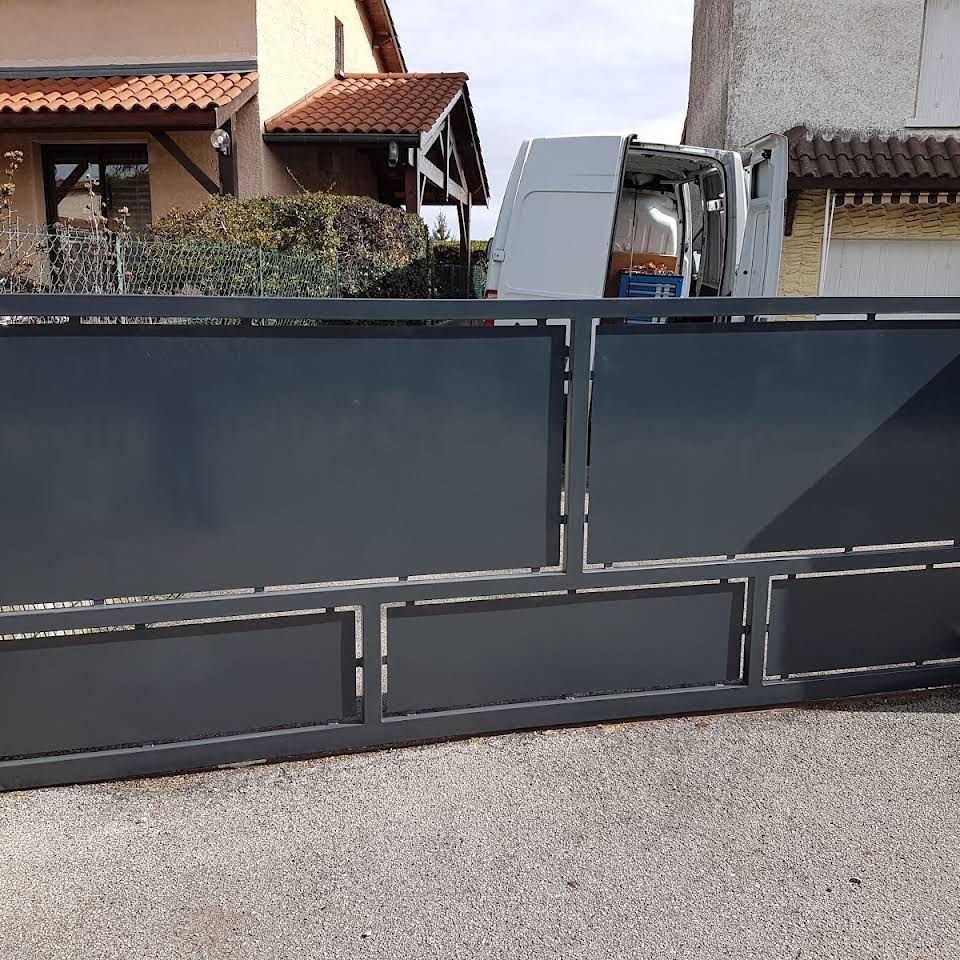 Portail coulissant en acier.