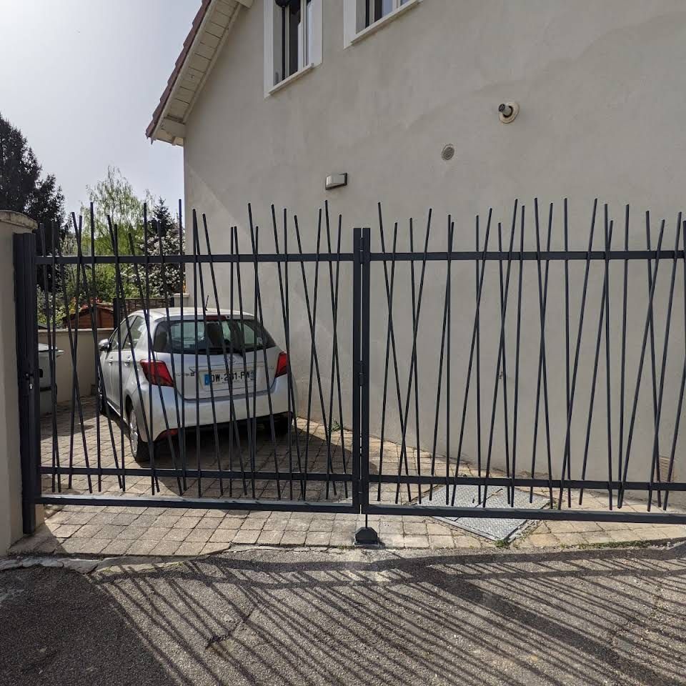 Portail battant manuel en acier.