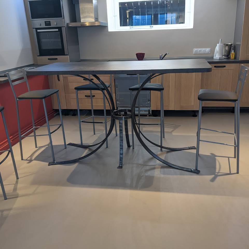 Table et chaises en acier.