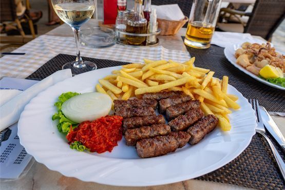 Restaurant Alte Zeit – Steak mit Pommes und Salat