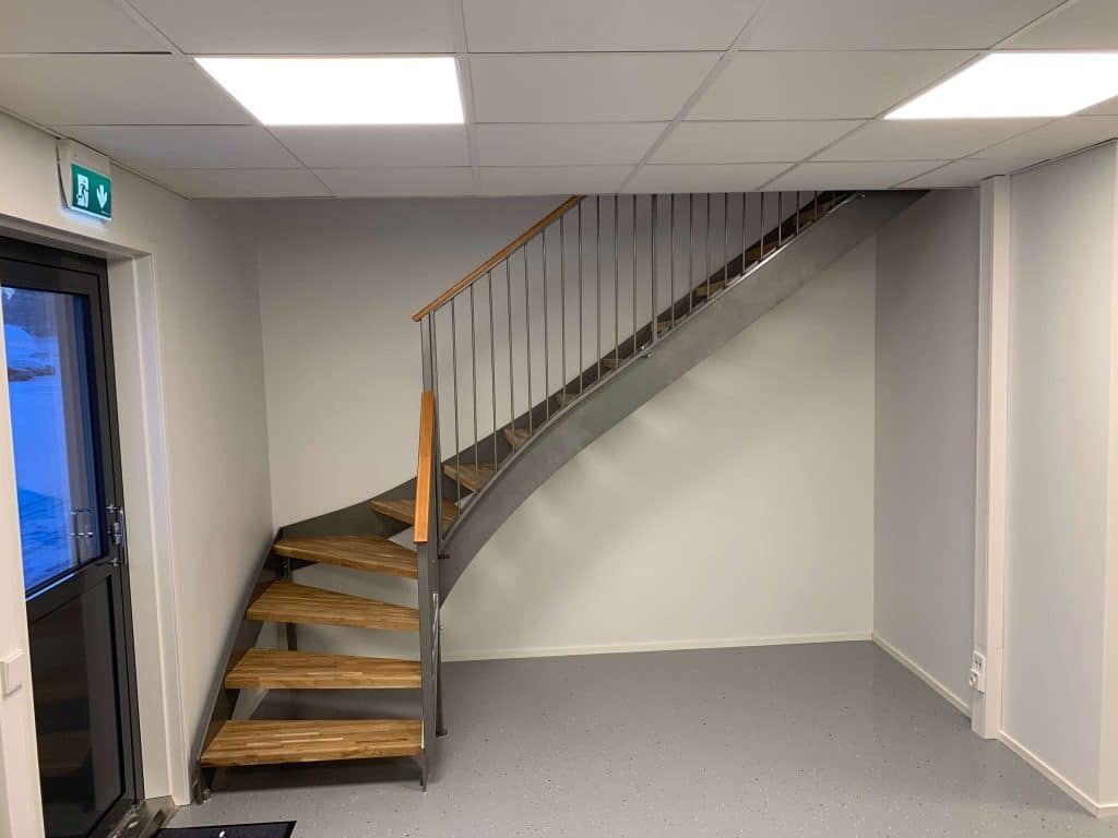 Puuportaat tukevalla teräsrungolla asennettuna kohteeseen Tampere.