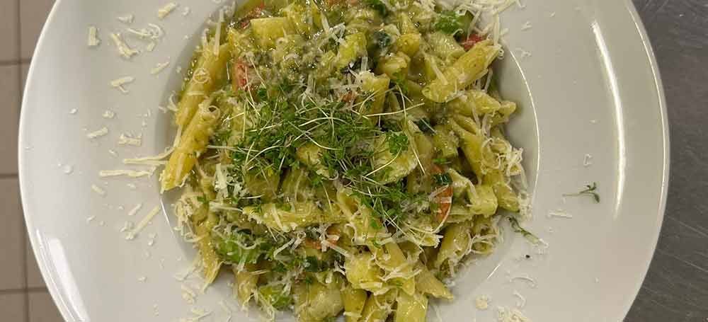 Ein weißer Teller mit Fleisch, Kartoffeln und Soße