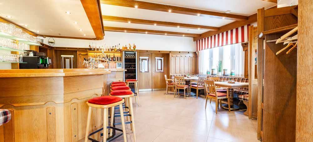 Ein Restaurant mit Bar, Tischen und Stühlen.
