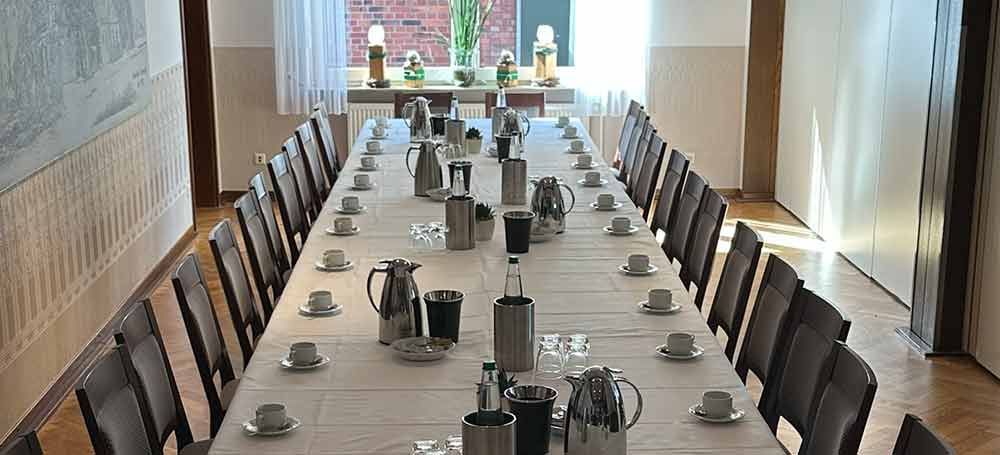 Ein Esszimmer mit Tischen und Stühlen und einem Holzboden.