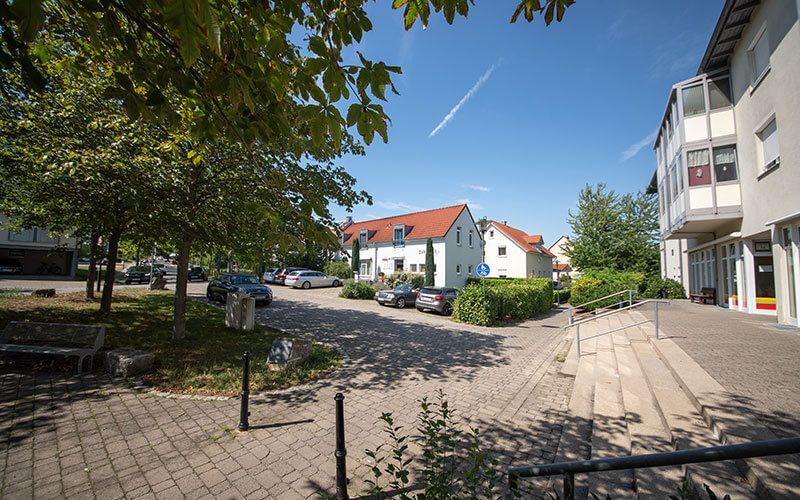 Ein Parkplatz mit vor einem Gebäude geparkten Autos