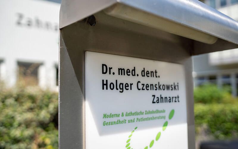 A sign that says dr. med. dent holger czenkowski zahnarzt