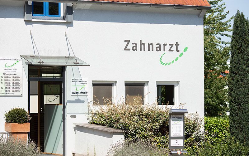Ein weißes Gebäude mit dem Wort Zahnarzt darauf