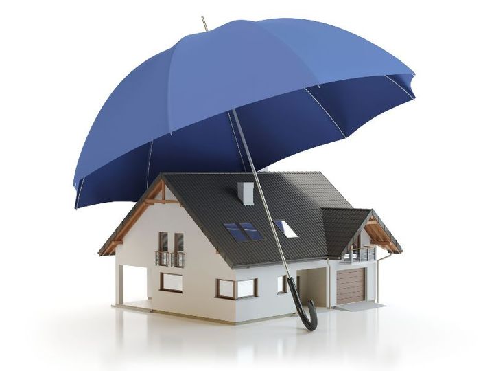 Maquette de maison protégée par un parapluie