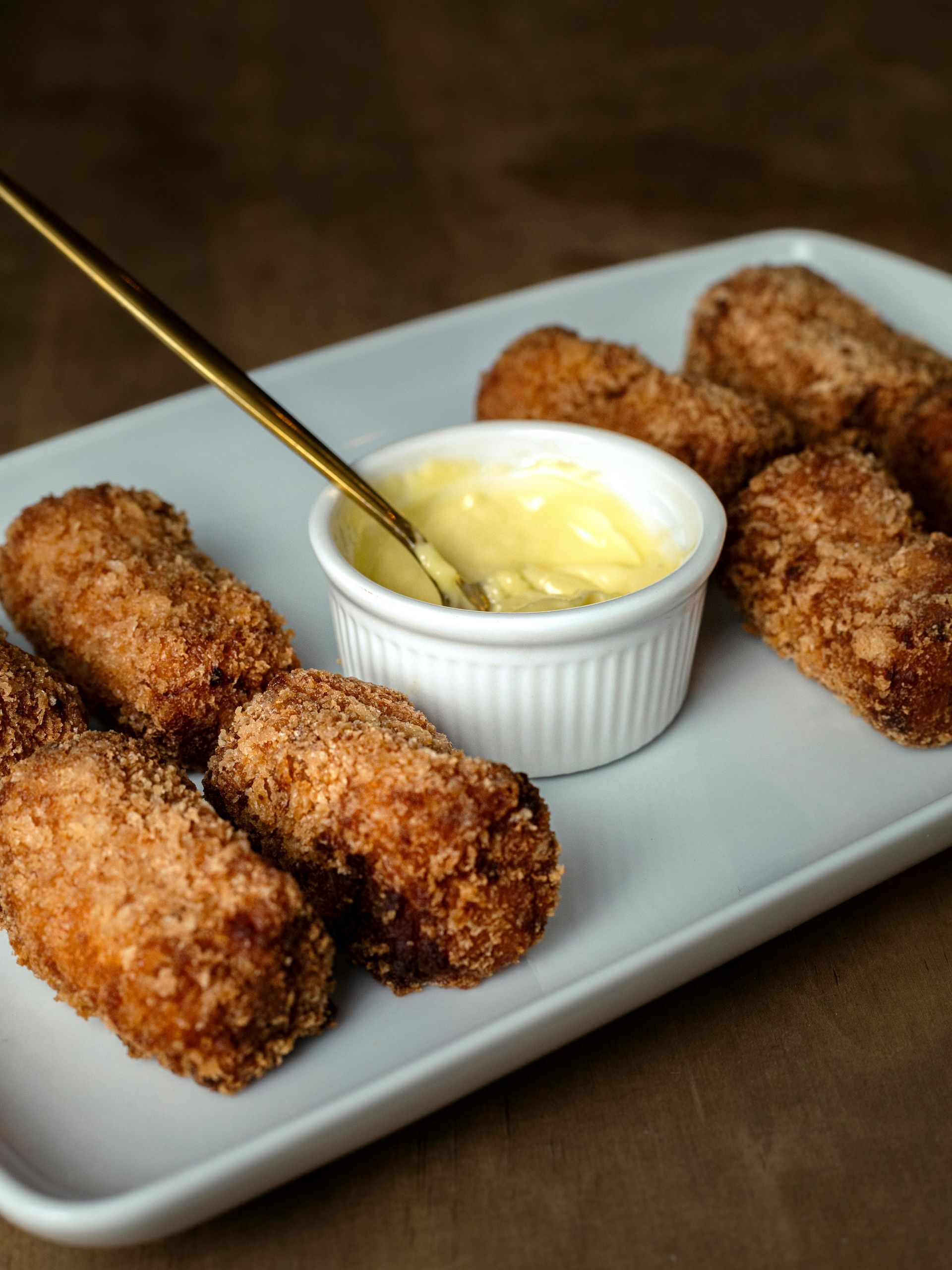 croquetas con salsa
