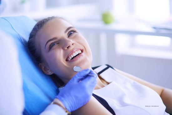 Frau in Zahnarztstuhl