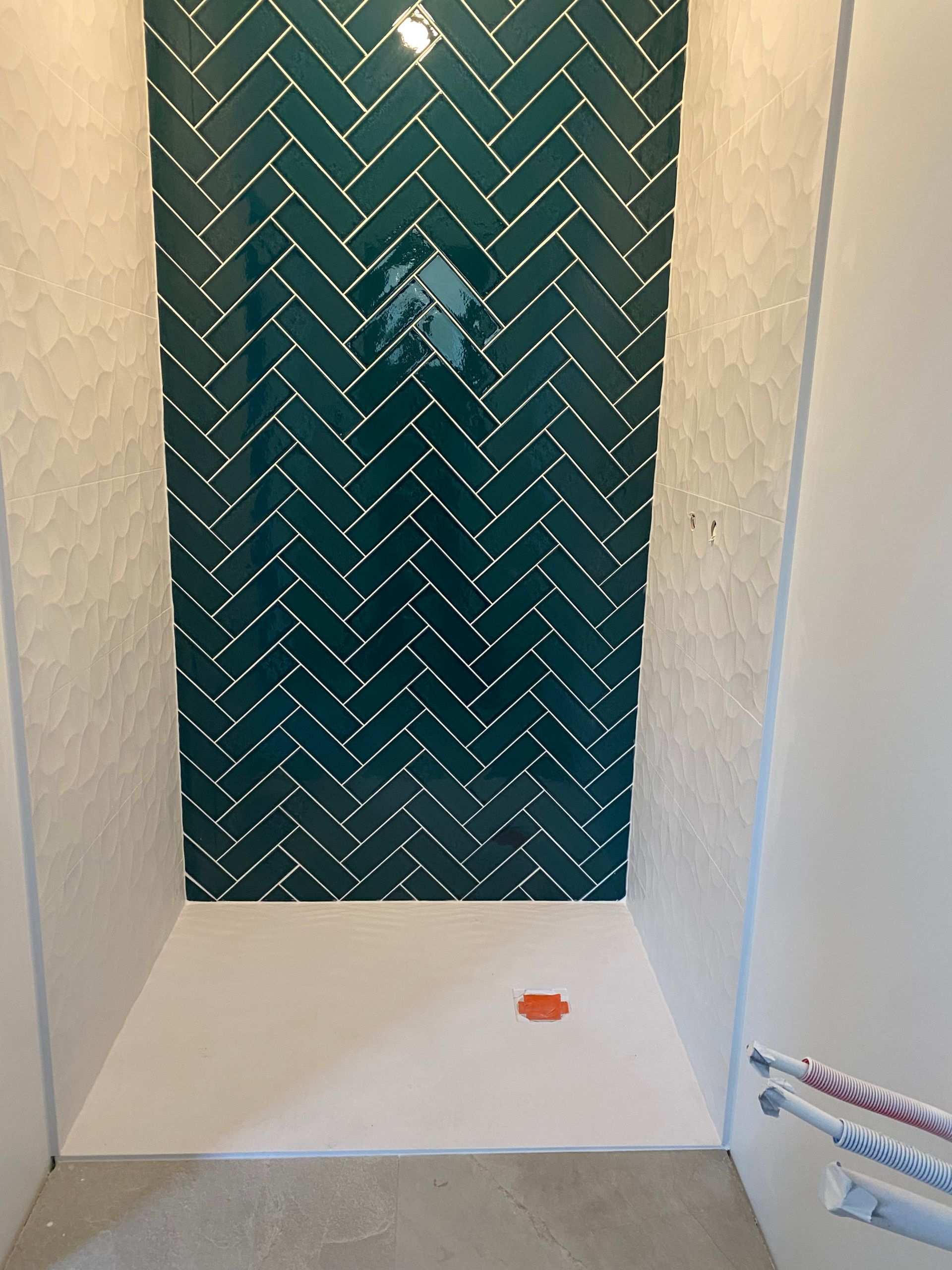 Carrelage pose chevron dans une douche