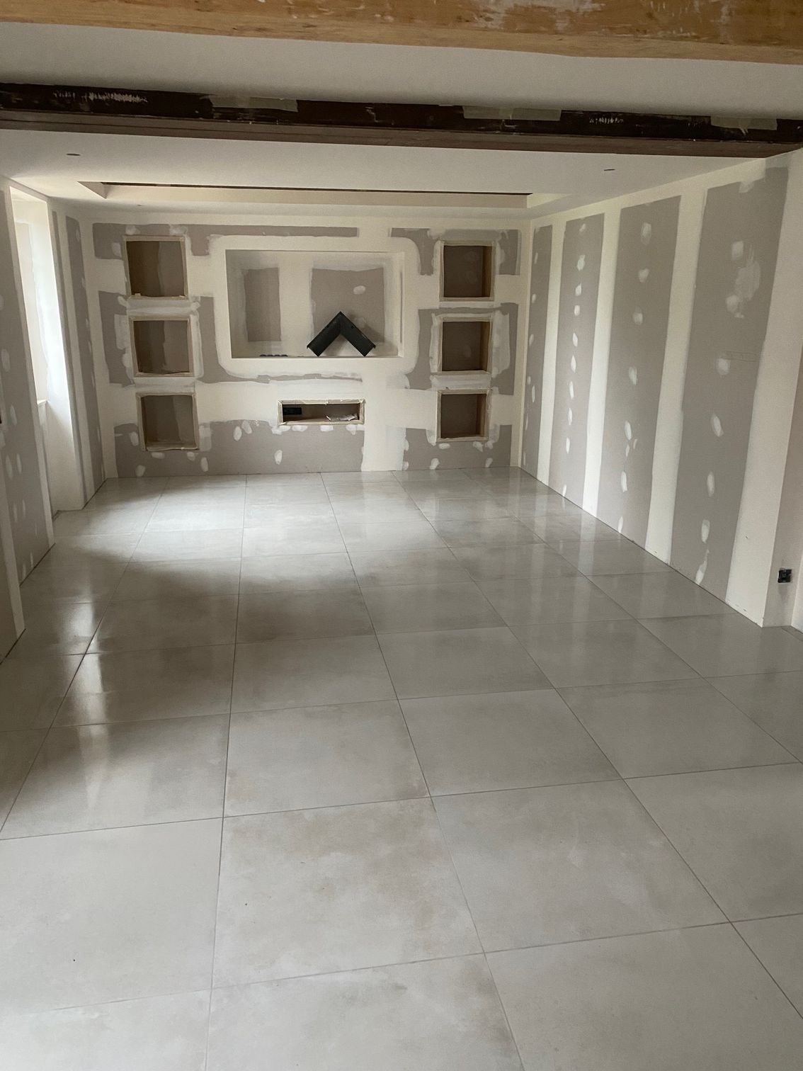 Salon avec carrelage gris