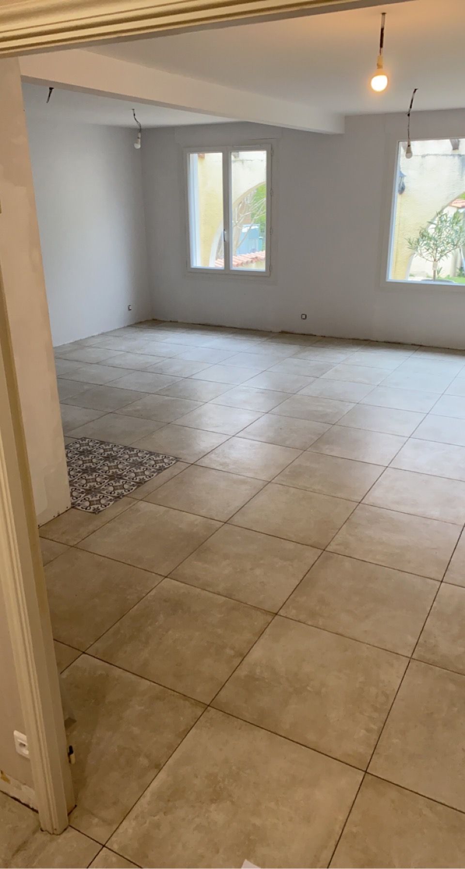 Sol en carrelage beige