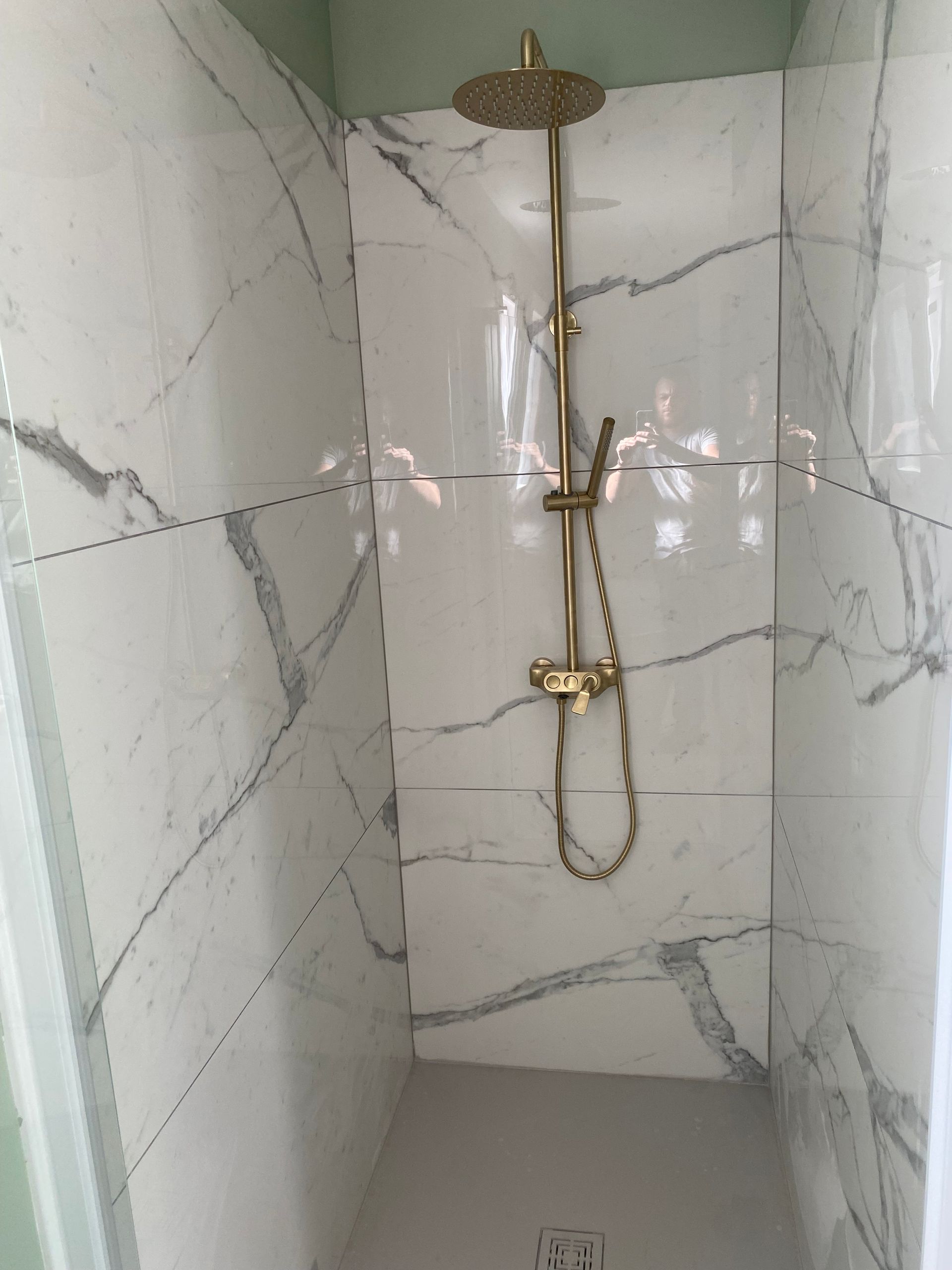 Douche en marbre et robinetterie dorée