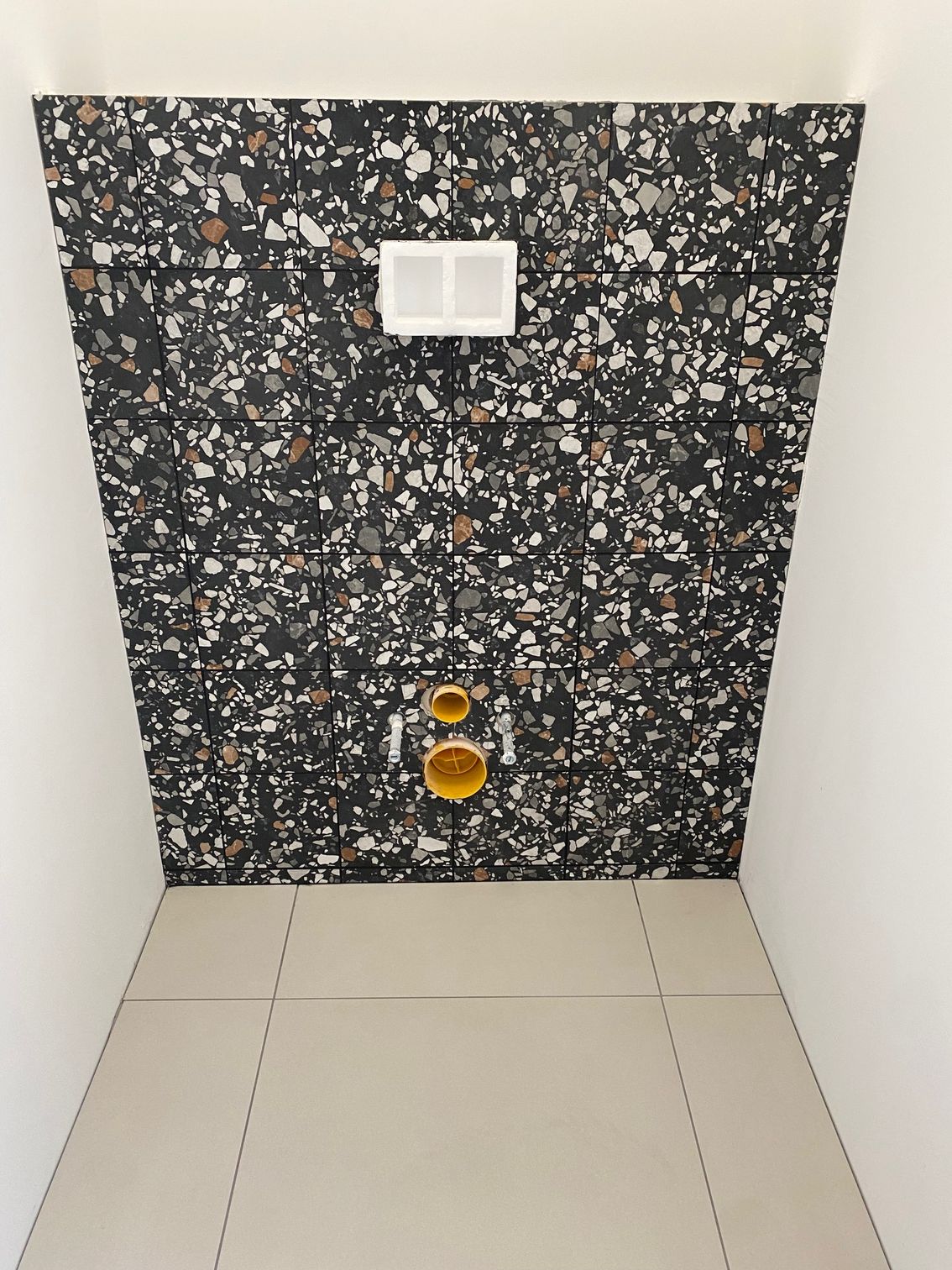 Carrelage motif terrazzo dans de futures toilettes