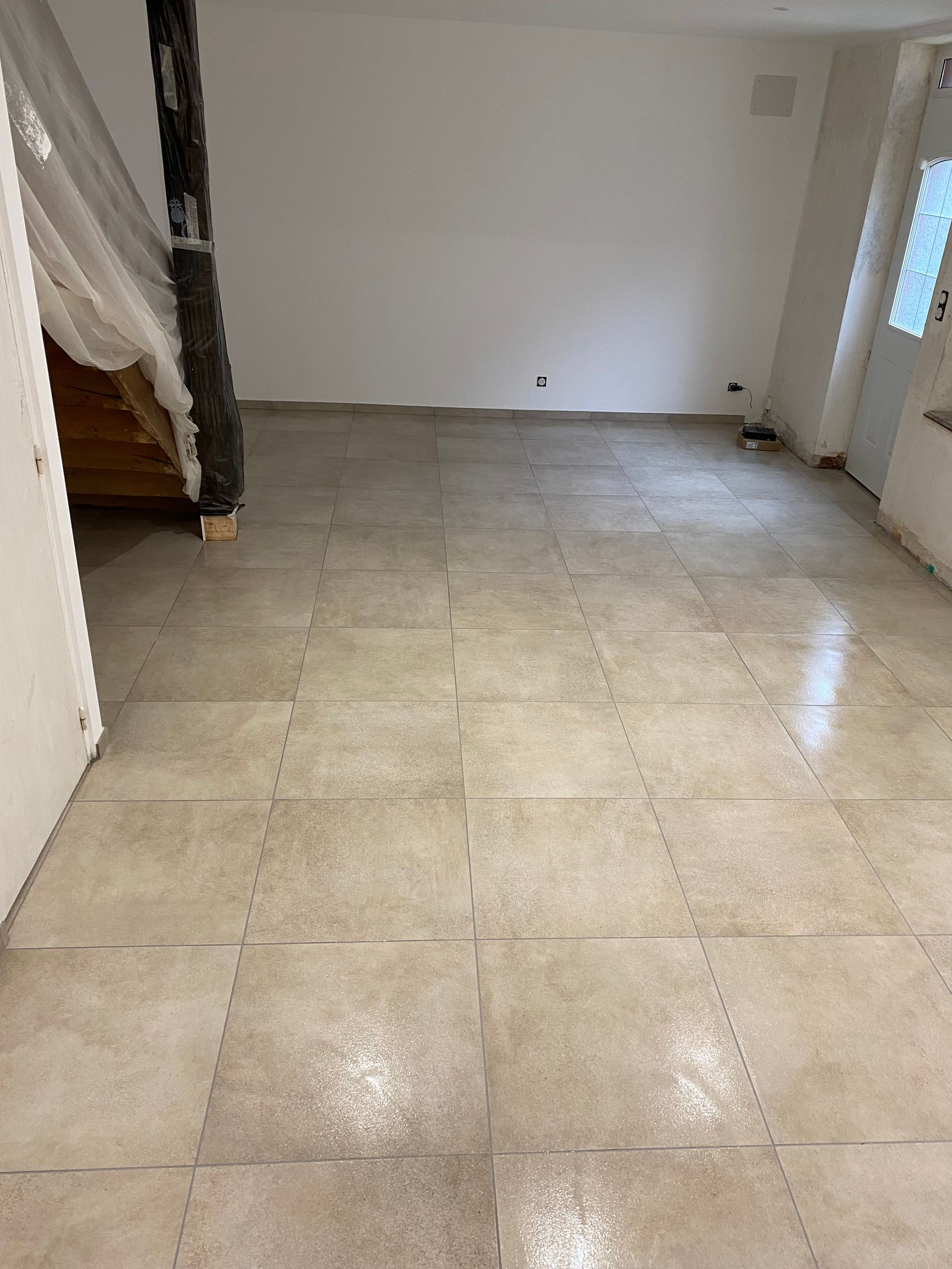 Pièce de vie carrelée