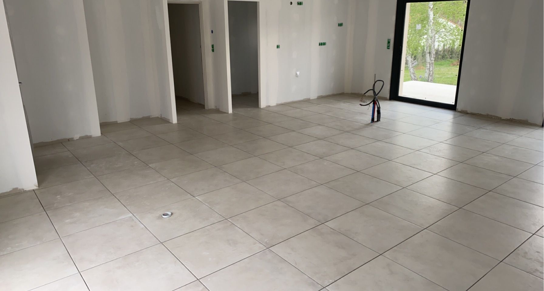 Pose de carrelage dans une maison en construction
