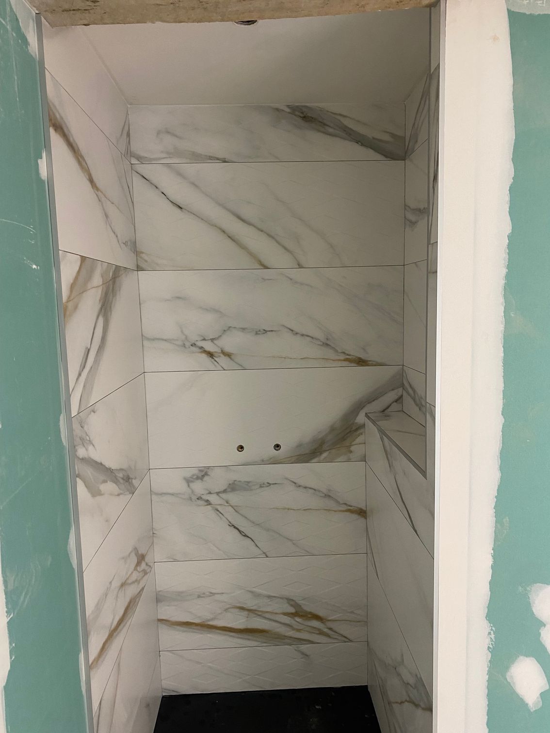 Douche en carrelage effet marbre