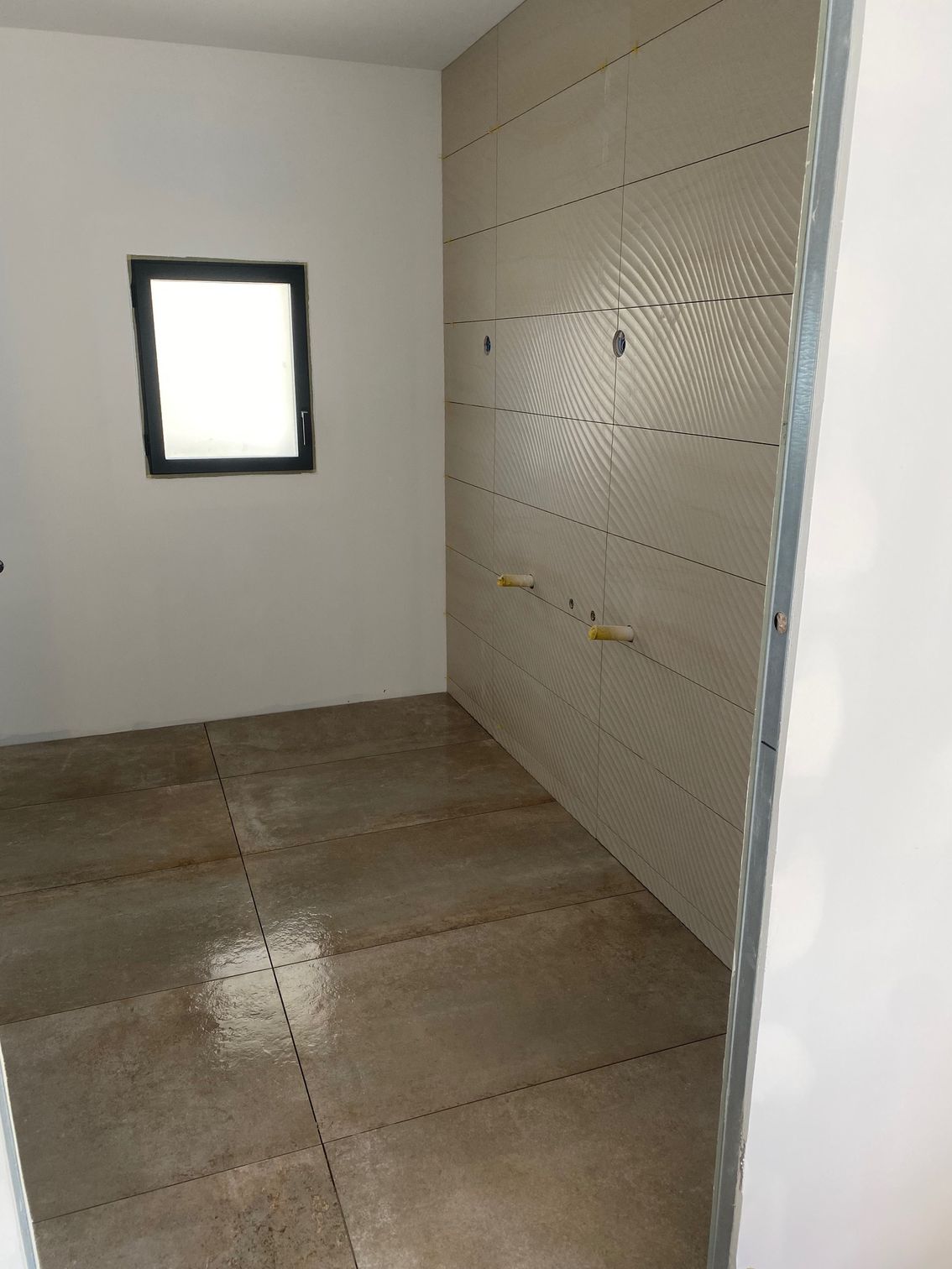 Carrelage rectangulaire sur mur et sol