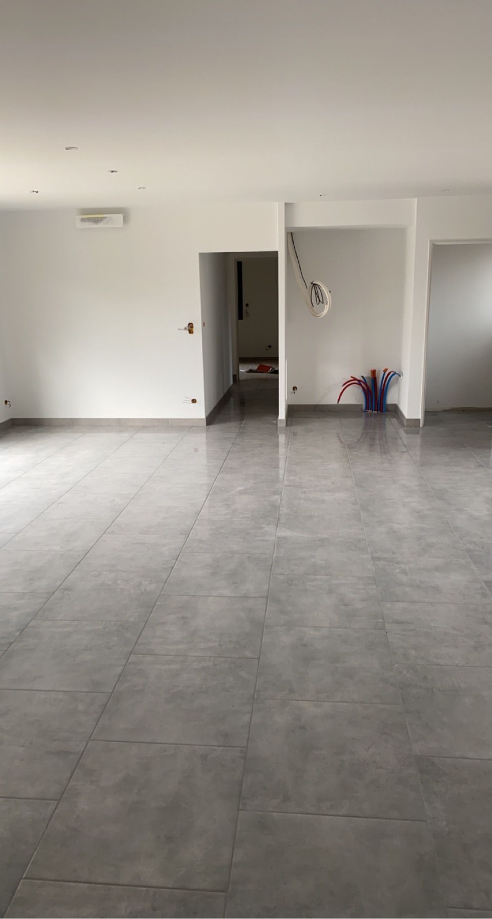 Carrelage gris dans pièce de vie
