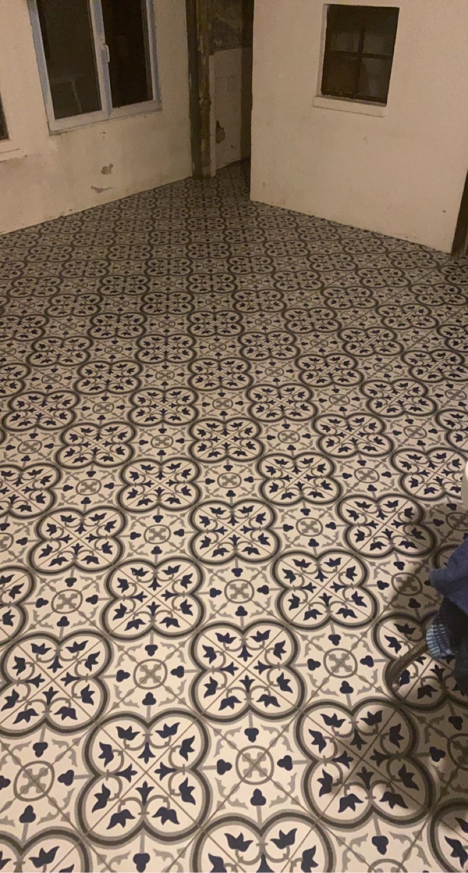 Carrelage avec formes mosaïques sur le sol